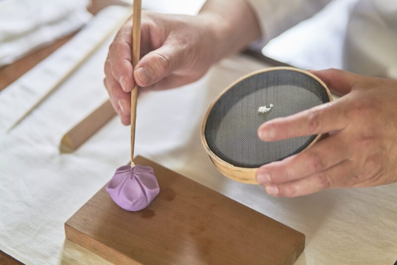 上生菓子の作り方⑥仕上げに筋を入れ、花心を添える