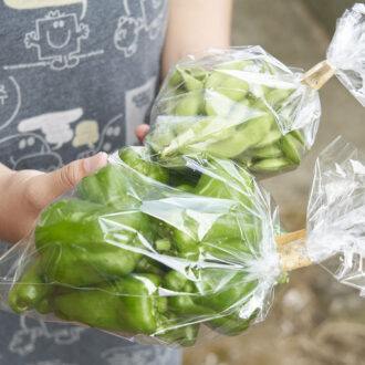 収穫した野菜をご近所におすそ分け。 「自分が誰でどんなことをやっているか」の名刺代わりでもあります。