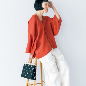 ブラウス￥10,400、パンツ￥10,800、バッグ￥9,990／すべてソウ・ソウ