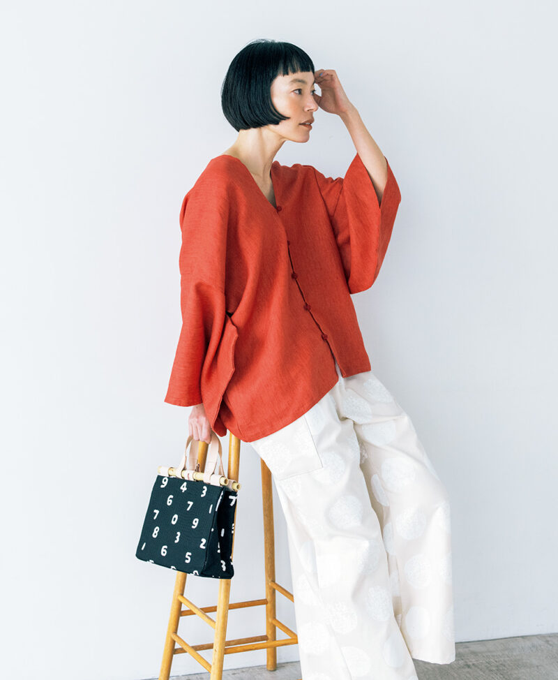 ブラウス￥10,400、パンツ￥10,800、バッグ￥9,990／すべてソウ・ソウ