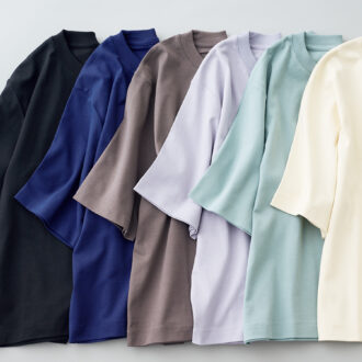 無印良品 「涼感ＵＶカットクルーネック ワイド半袖Ｔシャツ」 ¥1,990 白のほかに、写真右から、クリーム、ライトグリーン、ライトパープル、チャコールグレー、ネイビー、黒（ほかラベンダー）の全8色。