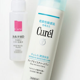 （右）肌荒れを防ぐ効果も。キュレル ディープモイスチャースプレー［医薬部外品］ 150g ￥1,980（編集部調べ）／花王　 （左）高保湿でもベタつかない。カルテＨＤ モイスチュア ミストローション［医薬部外品］ 60mL ￥990／コーセー マルホ ファーマ
