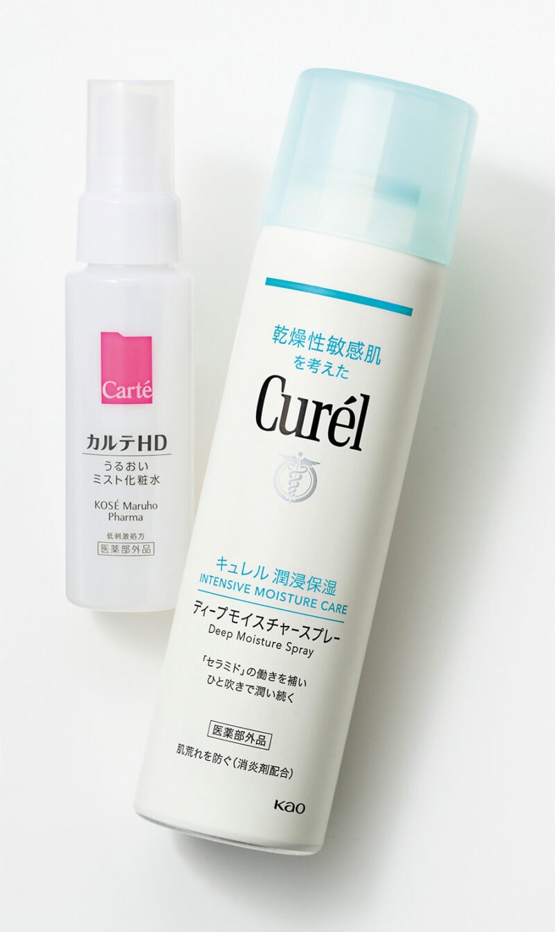（右）肌荒れを防ぐ効果も。キュレル ディープモイスチャースプレー［医薬部外品］ 150g ￥1,980（編集部調べ）／花王　 （左）高保湿でもベタつかない。カルテＨＤ モイスチュア ミストローション［医薬部外品］ 60mL ￥990／コーセー マルホ ファーマ