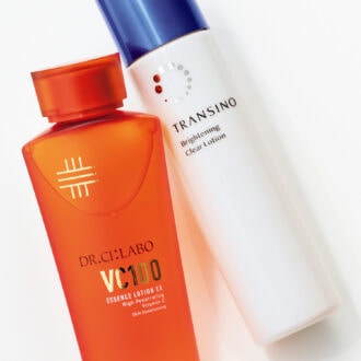 （右）保湿＆美白ケアに。トランシーノ薬用ブライトニングクリアローション［医薬部外品］ 150mL￥3,630（編集部調べ）／第一三共ヘルスケア　 （左）開き毛穴もケア。ドクターシーラボ VC100エッセンスローションEX 150mL ￥5,390／ドクターシーラボ