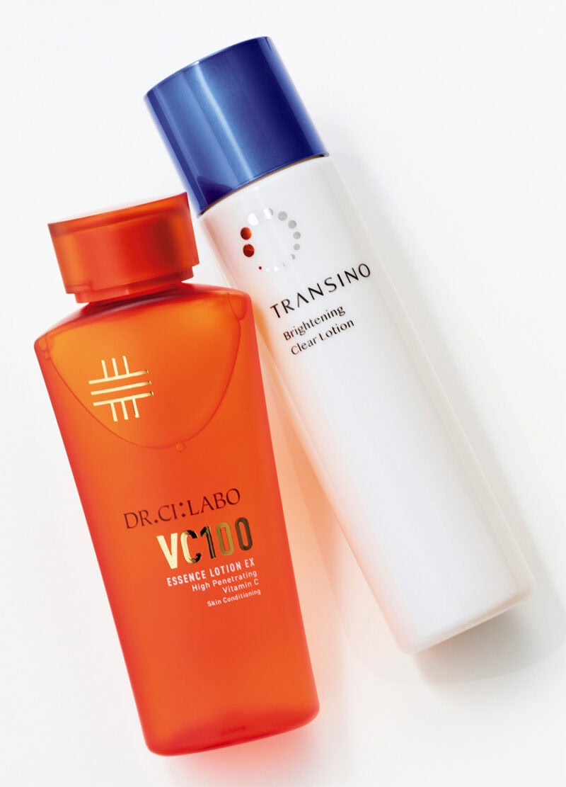 （右）保湿＆美白ケアに。トランシーノ薬用ブライトニングクリアローション［医薬部外品］ 150mL￥3,630（編集部調べ）／第一三共ヘルスケア　 （左）開き毛穴もケア。ドクターシーラボ VC100エッセンスローションEX 150mL ￥5,390／ドクターシーラボ