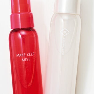 （右）美容液成分で乾燥も防ぐ。 サナ 舞妓はん化粧もちおしろいミスト75mL ￥1,540／ 常盤薬品工業　 （左）汗や皮脂、表情の動きによるヨレも防止。 メイク キープミスト EX + 80mL ￥1,320（編集部調べ）／コーセーコスメニエンス