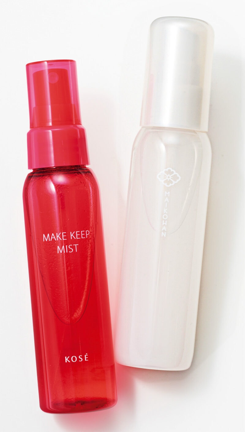 （右）美容液成分で乾燥も防ぐ。 サナ 舞妓はん化粧もちおしろいミスト75mL ￥1,540／ 常盤薬品工業　 （左）汗や皮脂、表情の動きによるヨレも防止。 メイク キープミスト EX + 80mL ￥1,320（編集部調べ）／コーセーコスメニエンス