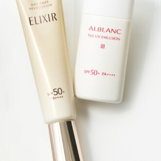 （右）ムラなく伸びる。アルブラン ザ UVエマルジョンⅢ［医薬部外品］ SPF50+･PA++++ 30mL ￥6,050／花王　 （左）エイジングケアでふっくらとしたハリを肌に。エリクシール デーケアレボリューション +ba［医薬部外品］ SPF50+･PA++++35mL ￥3,410（編集部調べ）／エリクシール