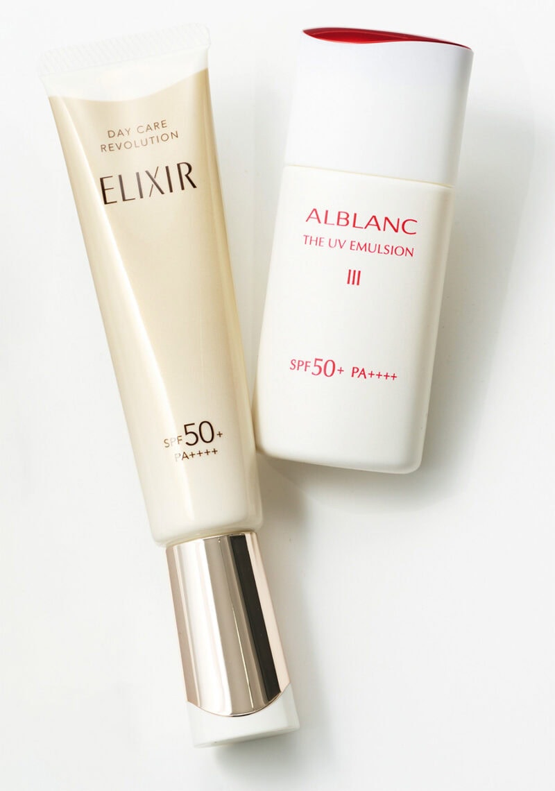 （右）ムラなく伸びる。アルブラン ザ UVエマルジョンⅢ［医薬部外品］ SPF50+･PA++++ 30mL ￥6,050／花王　 （左）エイジングケアでふっくらとしたハリを肌に。エリクシール デーケアレボリューション +ba［医薬部外品］ SPF50+･PA++++35mL ￥3,410（編集部調べ）／エリクシール