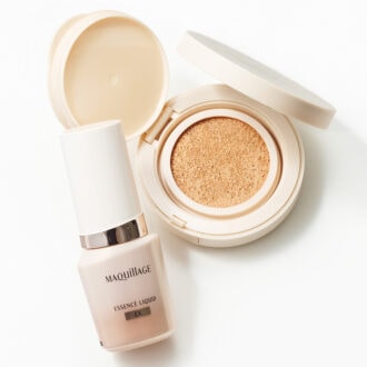 （右）毛穴をカバー。 オルビスユー トリートメントクッションファンデーションN SPF30・PA+++ 全２色 ￥3,410／オルビス　 （左）美容液級の保湿力。 マキアージュ エッセンスリキッドEX SPF50+･PA++++ 全5色 ￥3,740（編集部調べ）／マキアージュ