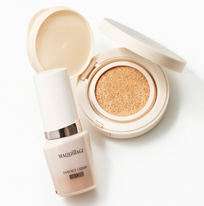 （右）毛穴をカバー。 オルビスユー トリートメントクッションファンデーションN SPF30・PA+++ 全２色 ￥3,410／オルビス　 （左）美容液級の保湿力。 マキアージュ エッセンスリキッドEX SPF50+･PA++++ 全5色 ￥3,740（編集部調べ）／マキアージュ