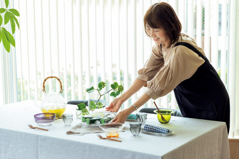 耐熱ガラスの大きな急須に濃く緑茶を入れてから氷をたくさん加え、冷茶にしてふるまいます。