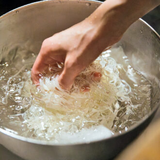 冷たい麺は氷をたっぷり使って冷やすのがポイント。