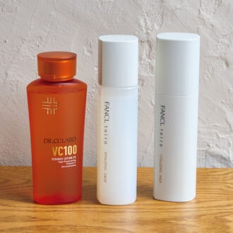 （右）トイロ バイタライジングドロップ（医薬部外品）120mL ￥3,960、同ミルク（医薬部外品）60g ￥4,180／ファンケル (左)VC100エッセンスローションEX 150mL ￥5,390／ドクターシーラボ