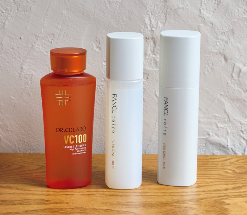 （右）トイロ バイタライジングドロップ（医薬部外品）120mL ￥3,960、同ミルク（医薬部外品）60g ￥4,180／ファンケル (左)VC100エッセンスローションEX 150mL ￥5,390／ドクターシーラボ