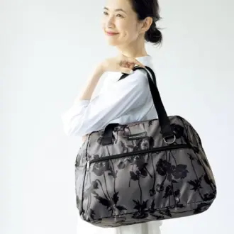 上品なモノトーンのデザインが どんな着こなしにもマッチ ポロ衿プルオーバー¥25,300、スカート¥48,400、スニーカー ¥28,600 ／すべてケイ ハヤマ プリュス