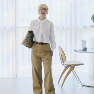 ワイドパンツと、シャツのスリットが、コンサバに見せない