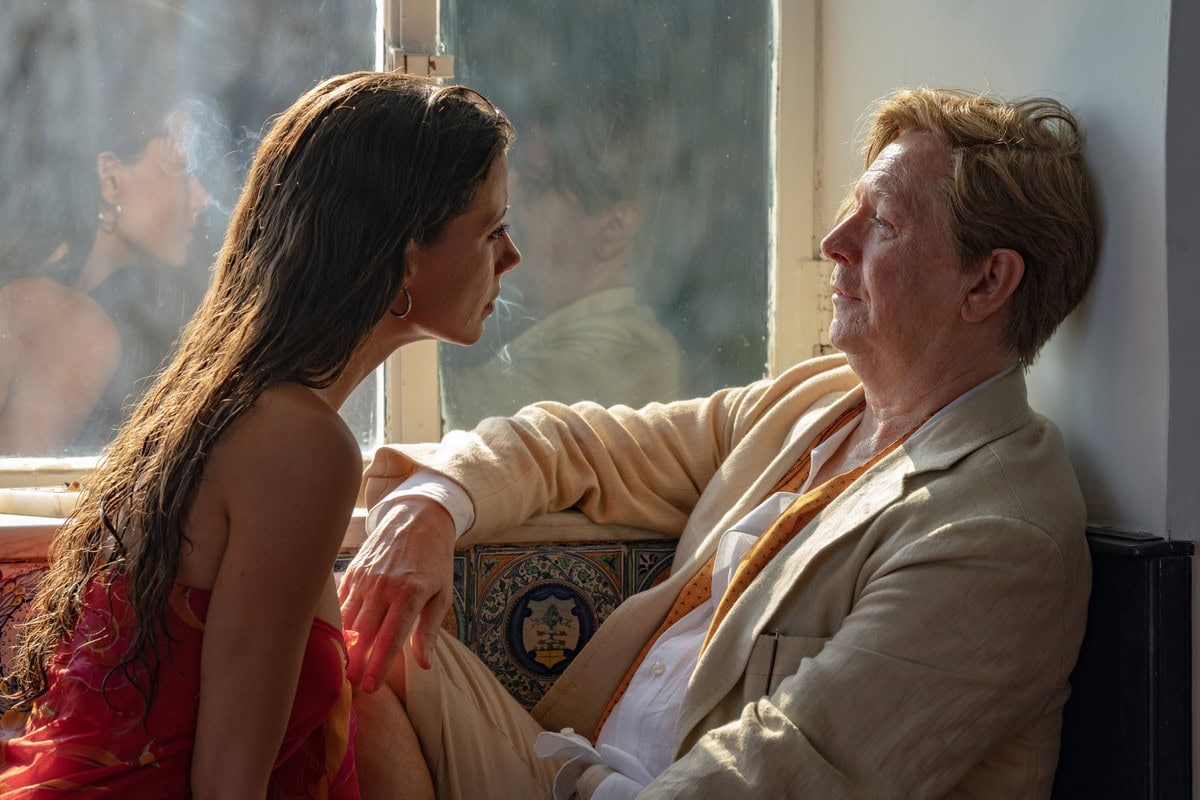 ゲイリー・オールドマンも出演。『パルテノペ ナポリの宝石』 ©2024 The Apartment Srl - Numero 10 Srl - Pathé Films - Piperfilm Srl @Glanni Fiorito