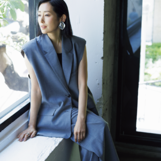 セットアップスーツは、ヌーディに着て女性らしさを演出して。ベスト￥15,400、パンツ￥14,350 ／ともにアンヌーク、イヤーカフ￥88,000 ／ドゥ エドンネ、リング￥24,200 ／ 1DKジュエリーワークス（ドレスアンレーヴ）、サンダル￥13,200／アルテミス by ダイアナ（アルテミス by ダイアナ アーバンドック ららぽーと豊洲店）