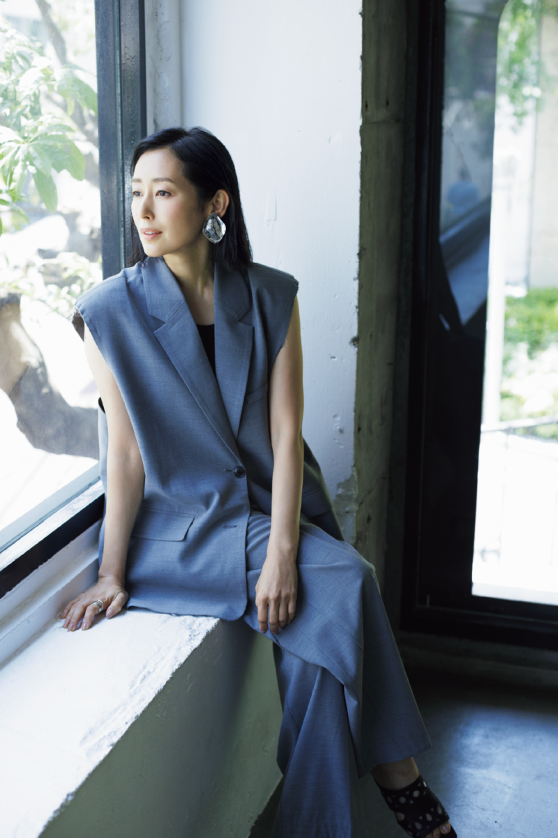 セットアップスーツは、ヌーディに着て女性らしさを演出して。ベスト￥15,400、パンツ￥14,350 ／ともにアンヌーク、イヤーカフ￥88,000 ／ドゥ エドンネ、リング￥24,200 ／ 1DKジュエリーワークス（ドレスアンレーヴ）、サンダル￥13,200／アルテミス by ダイアナ（アルテミス by ダイアナ アーバンドック ららぽーと豊洲店）