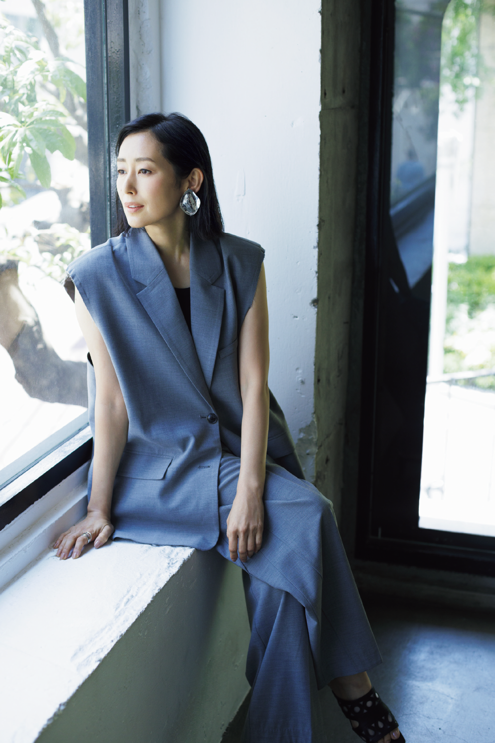 セットアップスーツは、ヌーディに着て女性らしさを演出して。ベスト￥15,400、パンツ￥14,350 ／ともにアンヌーク、イヤーカフ￥88,000 ／ドゥ エドンネ、リング￥24,200 ／ 1DKジュエリーワークス（ドレスアンレーヴ）、サンダル￥13,200／アルテミス by ダイアナ（アルテミス by ダイアナ アーバンドック ららぽーと豊洲店）