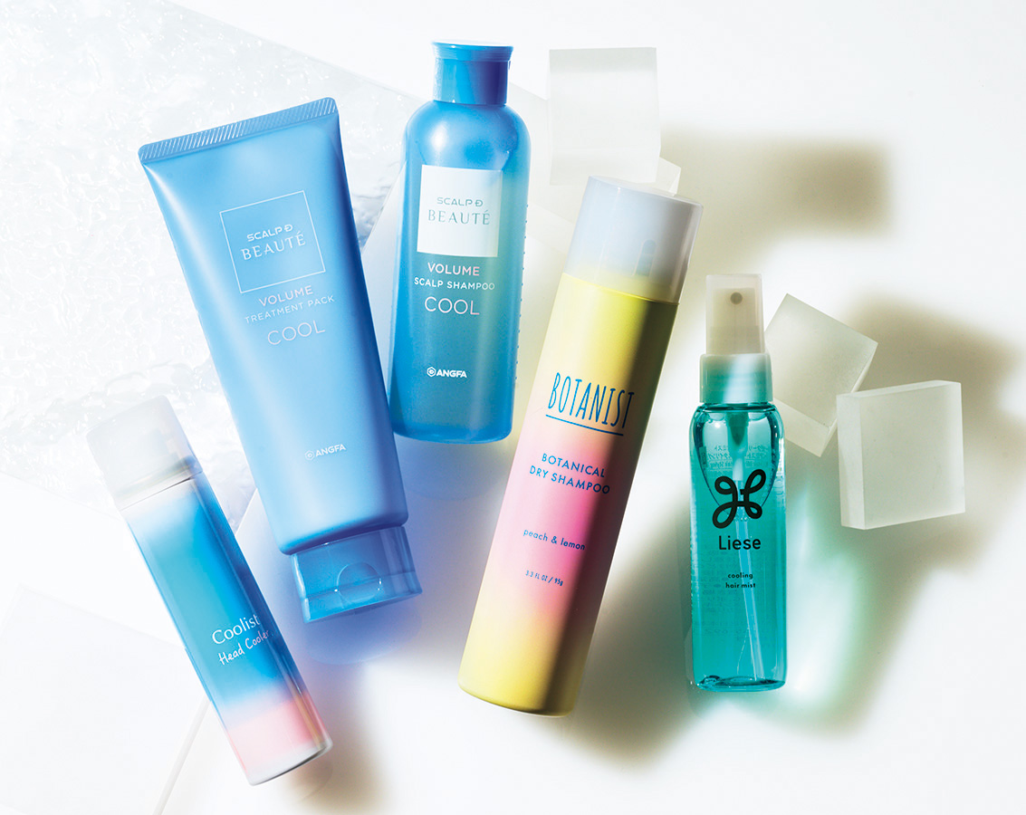 （右から） 1. リーゼ ひんやり＆髪まとまる ヘアミスト 頭皮を冷やしつつ、汗と湿気でベタついた髪のからまりをほぐすヘアケア＆スタイリングミスト。首やうなじにも使える。 75mL ￥880（編集部調べ、マツモトキヨシ・ココカラファイン限定）／花王 2. ボタニスト ボタニカルドライシャンプー アイスピーチレモネードの香り 髪と地肌をすっきりさせ、洗いたてのようなサラサラ髪へとリフレッシュするドライシャンプー。ミントエキスとメントールのおだやかな清涼感。 95g ￥1,320（期間限定）／I-ne（アイエヌイー） 3. スカルプＤ ボーテ ひんやり効果でほてった頭皮をクールダウン。ベタベタしやすい夏の頭皮環境に合わせて、オリジナルラインよりも清浄力を強化。 （右）シャンプー ボリューム クール 200mL ￥2,475（期間限定） （左）トリートメントパック ボリューム クール 200mL ￥2,475（期間限定）／ともにアンファー 4. クーリスト ヘッドクーラー 頭皮のベタつきやニオイ、ほてり、蒸れを瞬時に抑える冷感スプレー。頭皮にしっかり届けるジェット噴射ノズルを搭載。 50g ￥1,320／リベルタ