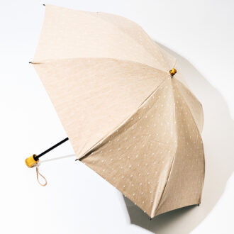 折りたたみ晴雨兼用傘（フリンジドットシェードベージュ）¥24,200／小宮商店