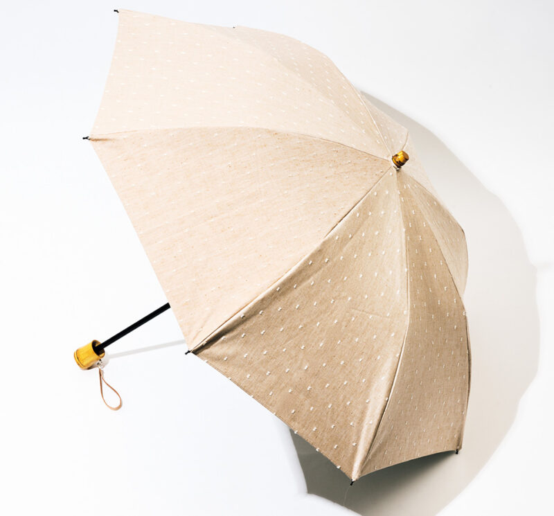 折りたたみ晴雨兼用傘（フリンジドットシェードベージュ）¥24,200／小宮商店
