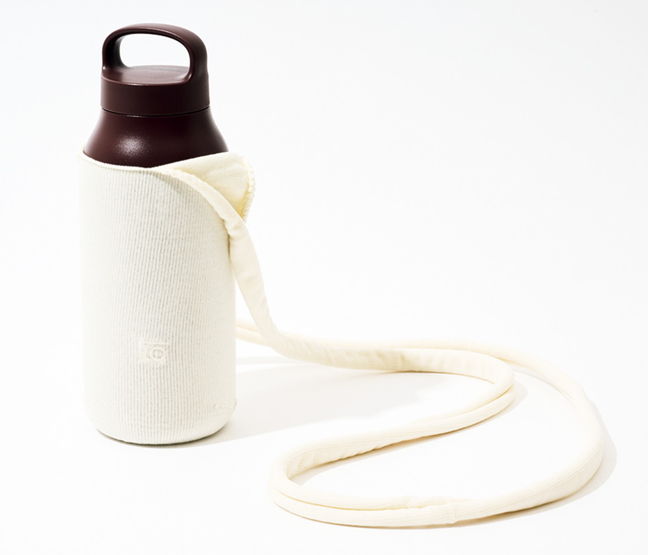 FUTOボトルスリングバッグ¥3,080、ウォータータンブラー（550mL）¥3,850／ともにキントー