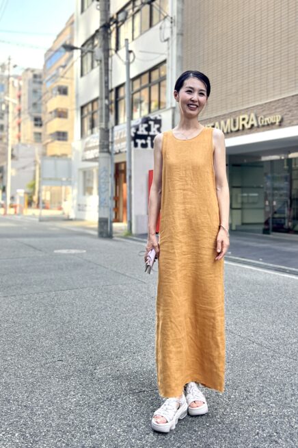 【大阪スナップ】マキシ丈の天然素材ワンピースで残暑も涼感たっぷり！