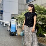 【大阪スナップ】大人のモノトーンコーデにはブルーのバッグでアクセントを