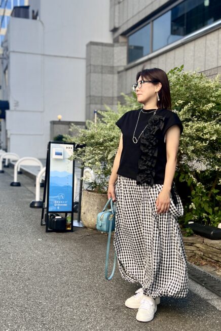 【大阪スナップ】大人のモノトーンコーデにはブルーのバッグでアクセントを
