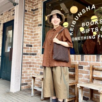 【京都スナップ】秋色先取り！ リネンのバッグと古着のメンズシャツがグッドバランス