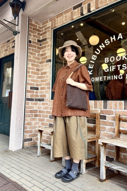 【京都スナップ】秋色先取り！ リネンのバッグと古着のメンズシャツがグッドバランス