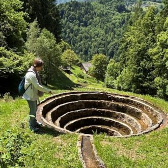 ７種の鉱物が埋まったこの輪を通った水は７つの惑星のエネルギーを得ることができると言われている。この水が畑に流れ植物が育つ
