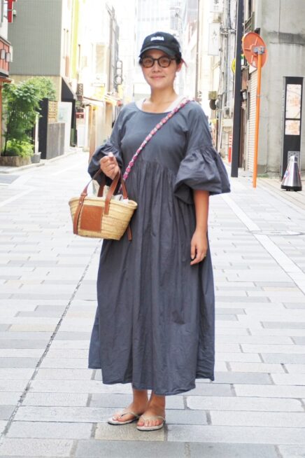 【スナップ】夏のおでかけの相棒は「かごバッグ」に尽きる！ リラックスムードただよう大人カジュアル