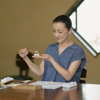 【桐島かれんさん】かれんさんが「大人のおしゃれ手帖」９月号がで習った和菓子は……？ ②