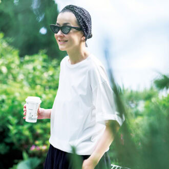 Tシャツ￥18,700 ／ハウス オブ ロータス（ハウス オブ ロータス 二子玉川店）、パンツ、サングラス／かれんさん私物