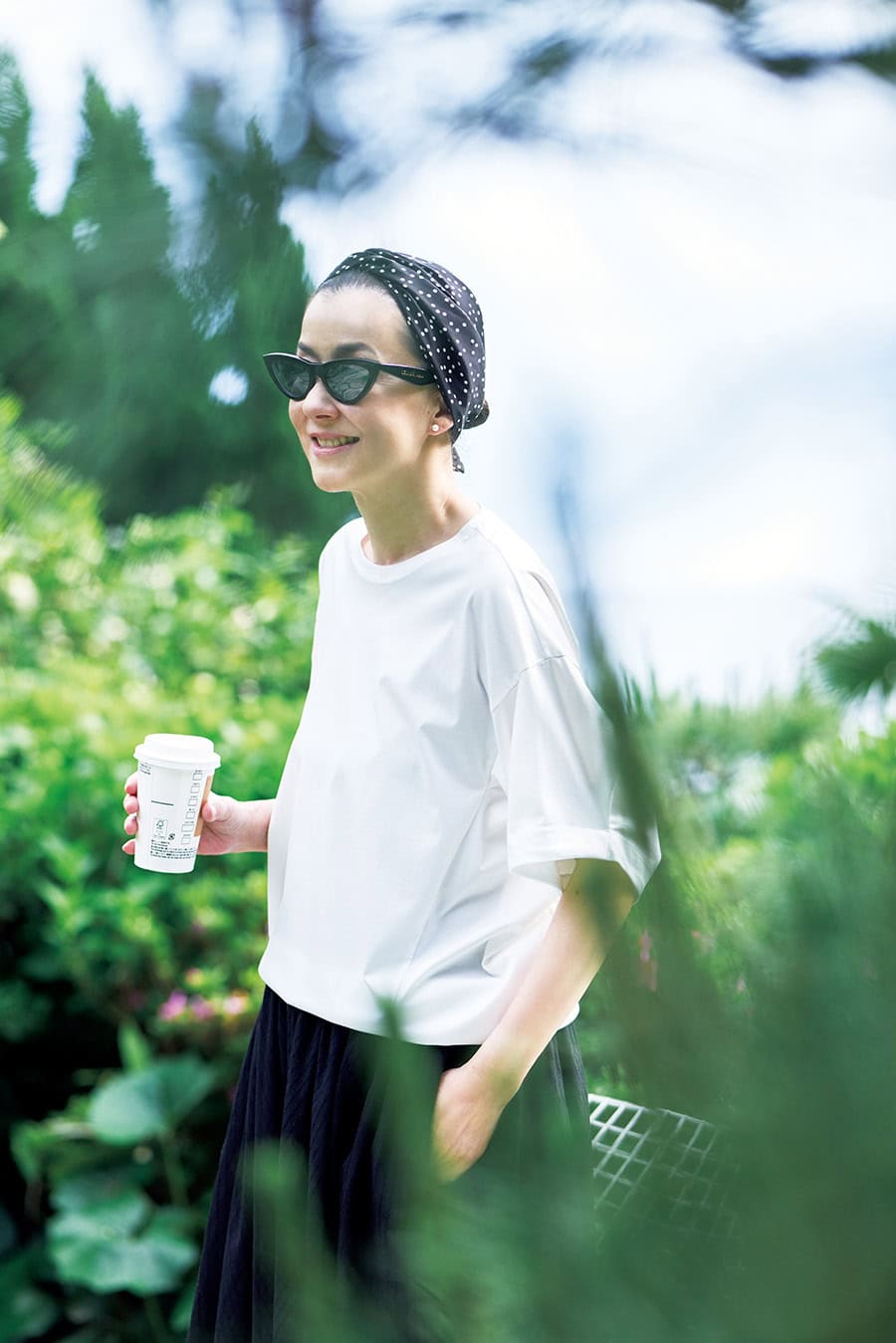 Tシャツ￥18,700 ／ハウス オブ ロータス（ハウス オブ ロータス 二子玉川店）、パンツ、サングラス／かれんさん私物