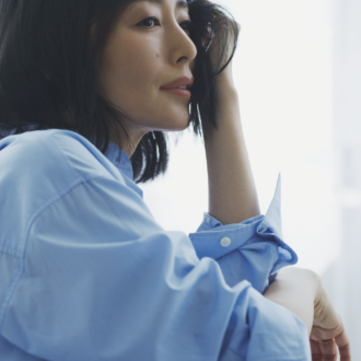 仕立てのいいシャツは、大人の女性の味方に。 シャツ￥23,100／エトレトウキョウ、リング（左小指）￥23,650、リング（右薬指）￥12,100 ／ともにノーム