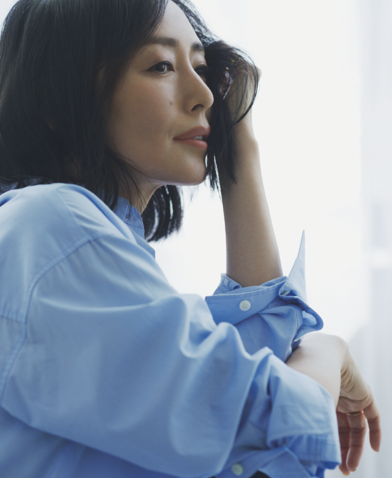 仕立てのいいシャツは、大人の女性の味方に。 シャツ￥23,100／エトレトウキョウ、リング（左小指）￥23,650、リング（右薬指）￥12,100 ／ともにノーム