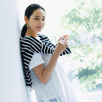 『遠い山なみの光』いよいよ公開！　
【吉田羊さん】「不穏でありながら、とても美しく詩的な作品」インタビュー全文