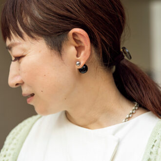 「歌舞伎役者風に」。目元に赤を使ったメイクがセクシー。ピアスは「ボンビジュー」