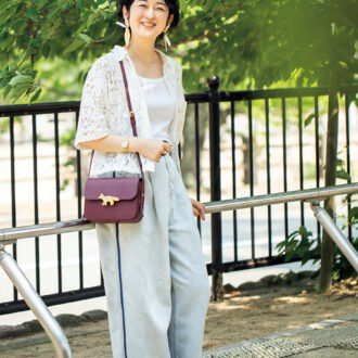 イヤリングに視線集中！爽やかなデニムの装い