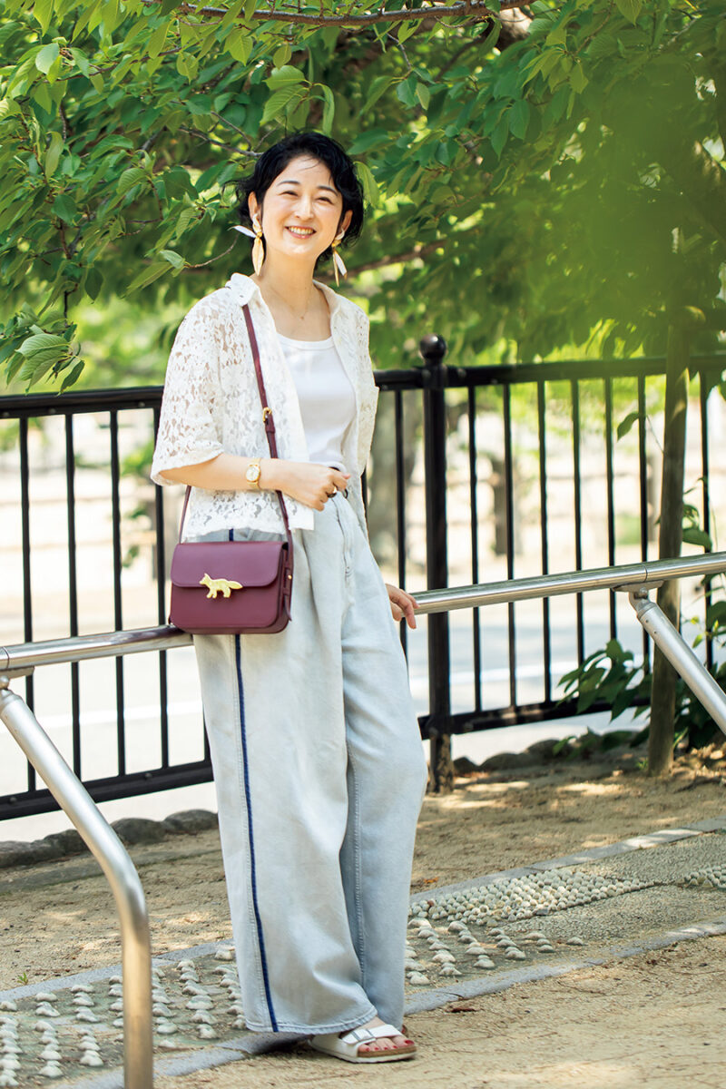 イヤリングに視線集中！爽やかなデニムの装い