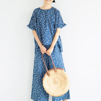 セットアップはこの夏に買った「アラクリィティー コロニー」。さらっとした綿素材で心地よく、袖のフリルがチャームポイント。