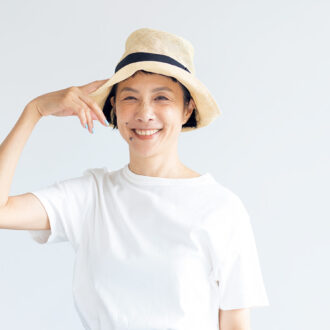 「くしゃっと畳んでも型くずれしないのでバッグにしのばせておけるし、私の頭にフィットするので夏の必需品です」