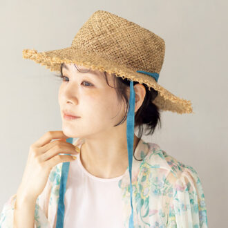友人の帽子デザイナー苣木紀子さんのブランド「chisaki」の麦わら帽。 「デニムにはこのリボンつきが気分」