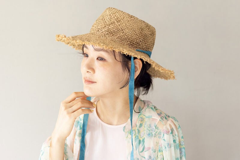 友人の帽子デザイナー苣木紀子さんのブランド「chisaki」の麦わら帽。 「デニムにはこのリボンつきが気分」