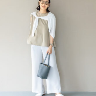 ノースリーブとパンツは「バーニーズニューヨーク」のオリジナル。 「丈夫で型崩れせず、洗えて、家の掃除もできちゃうくらい！ 旅行でも活躍」。透け感が涼やかな「ユニクロ」のカーデをアクセントに。